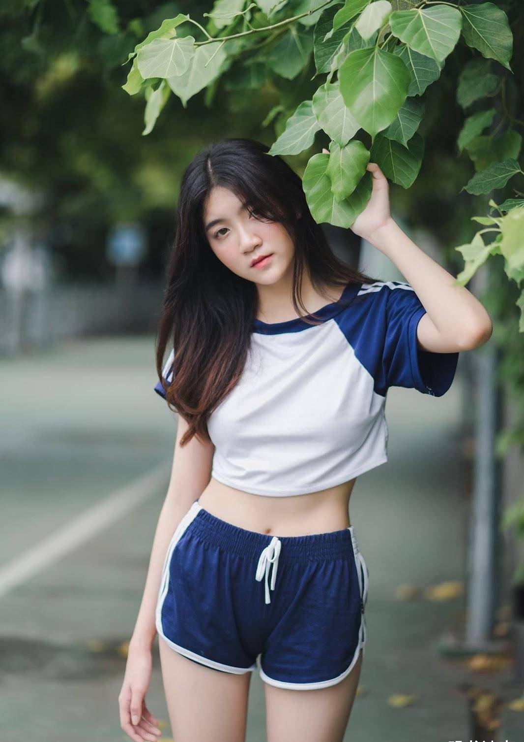 原创甜美可爱的国外小姐姐一身青春的校园穿搭秀出迷人的小蛮腰