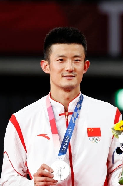 如今的男单羽毛球运动员中,谌龙三十多岁,状态不比当年,石宇奇也是