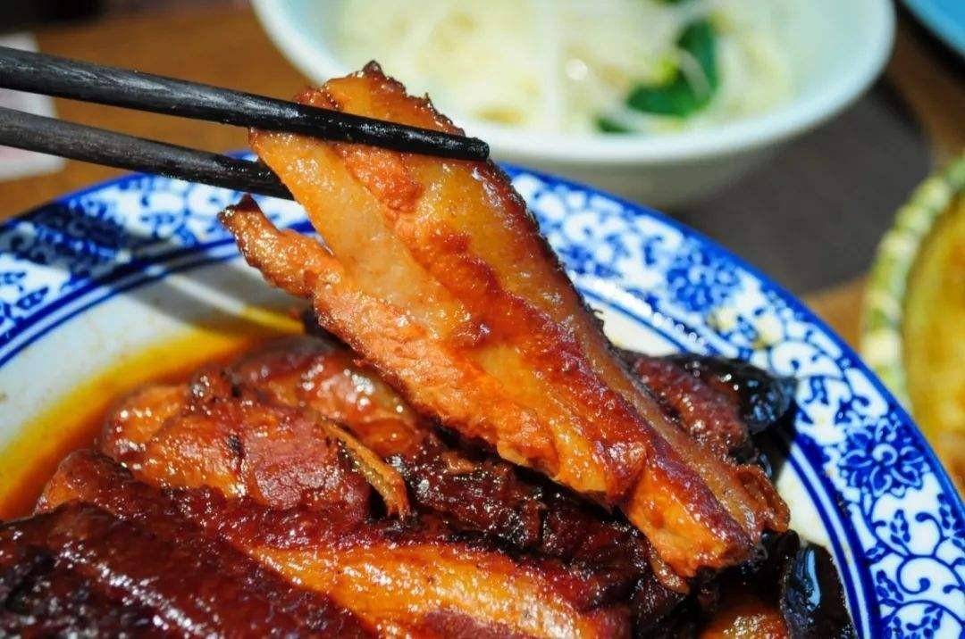 製作這道醬梅肉時,要選擇肥瘦相間的五花肉,經過浸泡,燉煮,油炸的方式