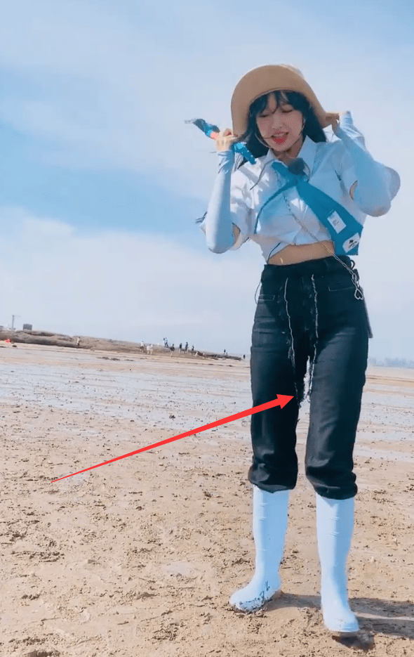 原创程潇穿牛仔裤赶海看清她直拍角度下的腿围这才是大多数女生的模样