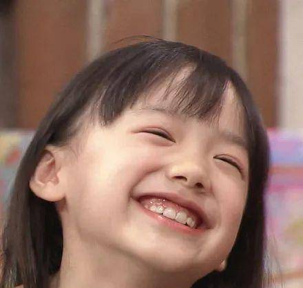 芦田爱菜小时候的照片真的无敌可爱,笑起来全世界都亮了,估计骗了很多