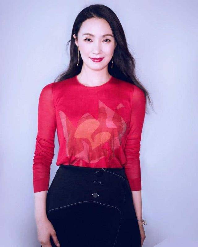 陶虹身材原来这么壮穿条粉裙子还在前面挖个洞看着还挺美