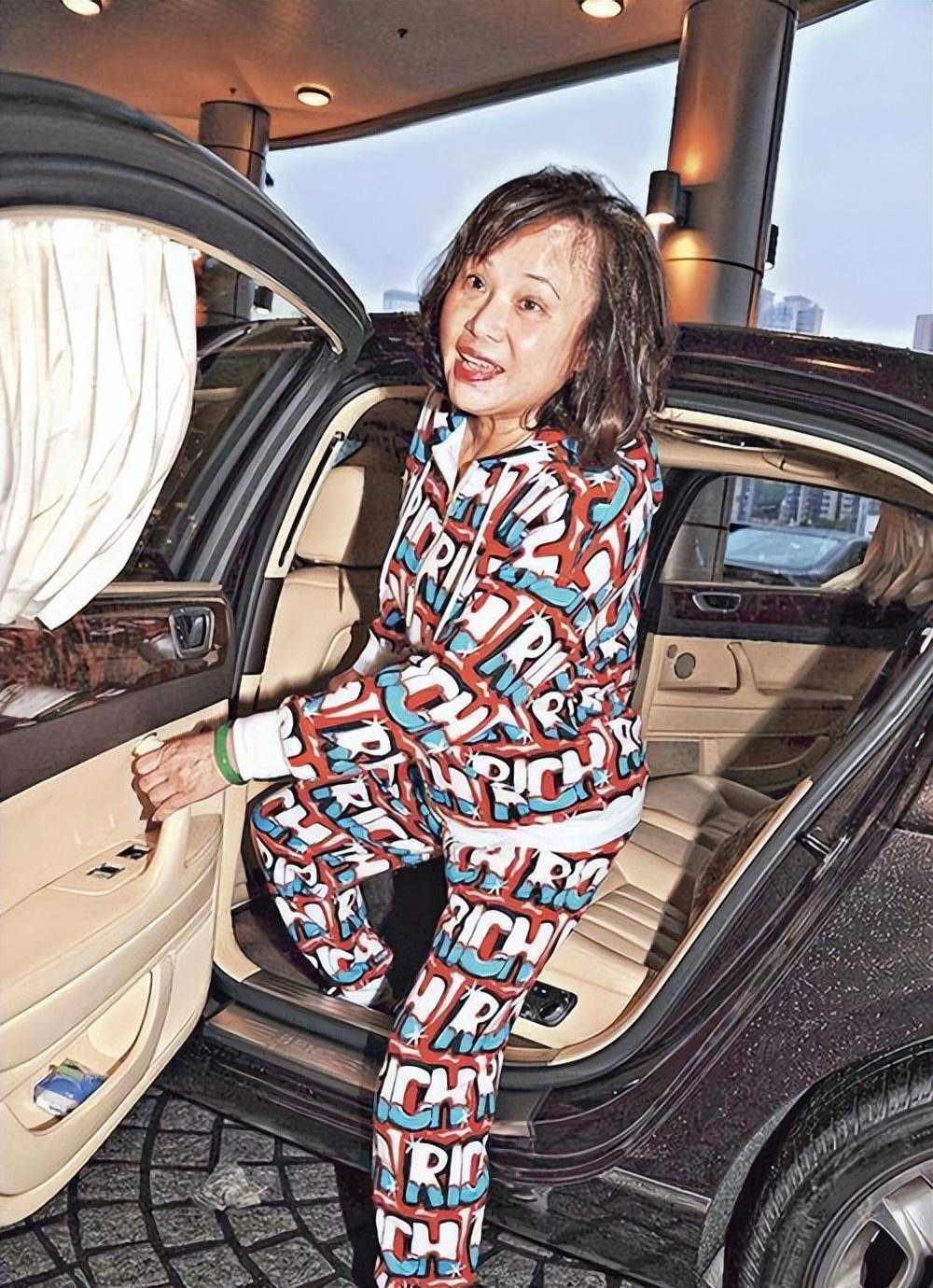 前不久,赌王三太陈婉珍跟女儿一起到超市购物,她当天出门乘坐的轿车是