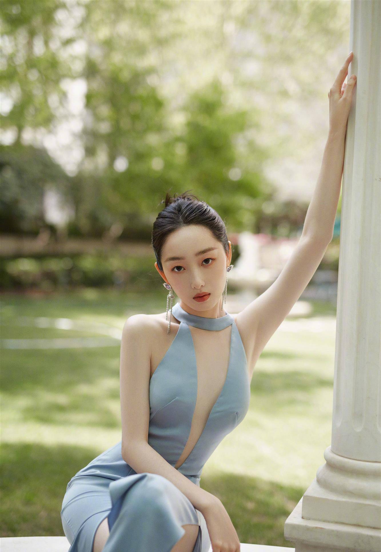 蒋梦婕简直是开挂,一袭蓝色抹身材裙时尚到"腰部",时尚又撩人_设计