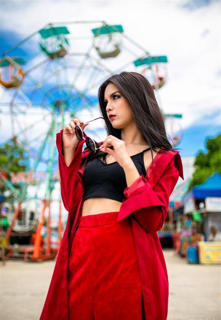 原创御姐范儿的美女模特时髦前卫的穿搭看起来又酷又时尚