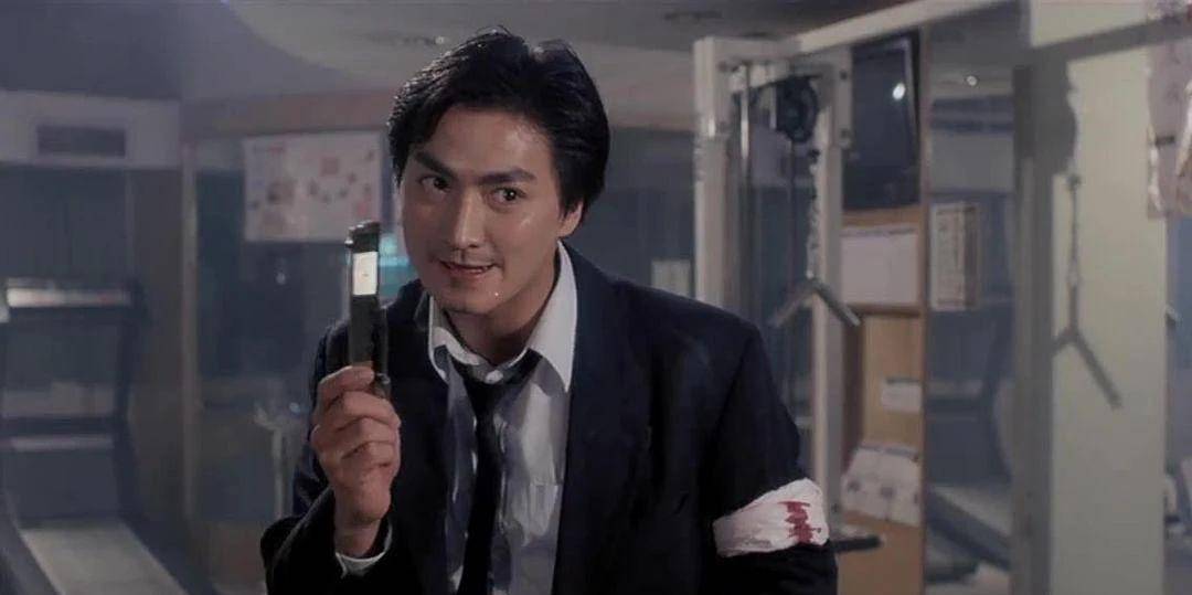 61岁何家劲和70岁陈百祥同框,他俩到底啥关系_电影_港星_方面