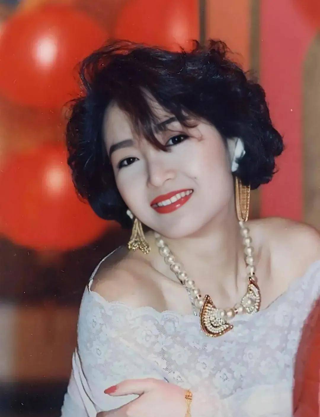 看了64岁恬妞的造型,才发现:中老年女人不扮嫩,自信老去才真美_发型