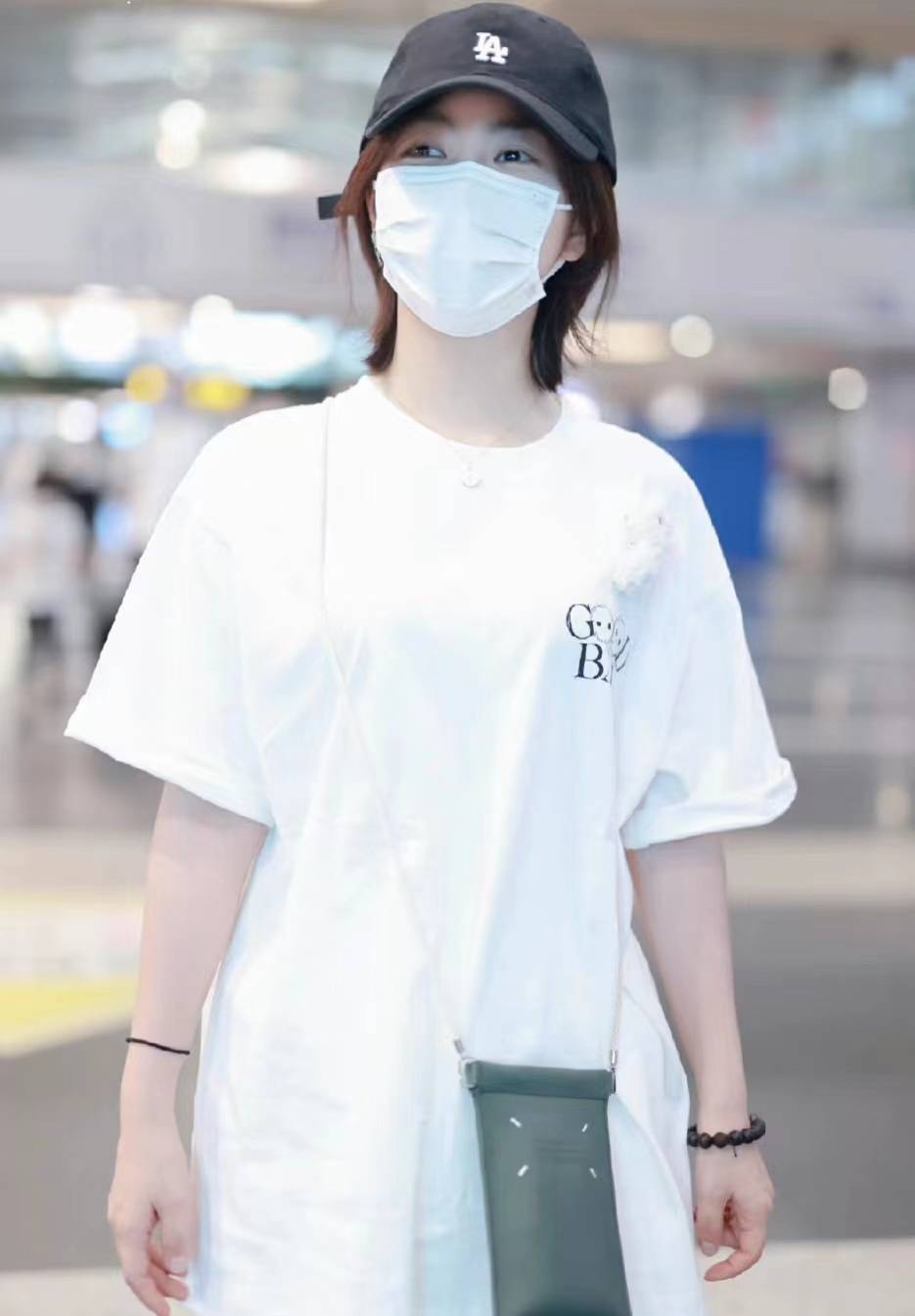 谭松韵oversize白t恤配牛仔短裤下衣失踪清爽时尚