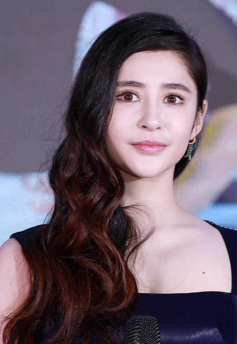 李心艾本身颜值很高,但是可惜她整容失败,开眼角后让她看起来怪怪的