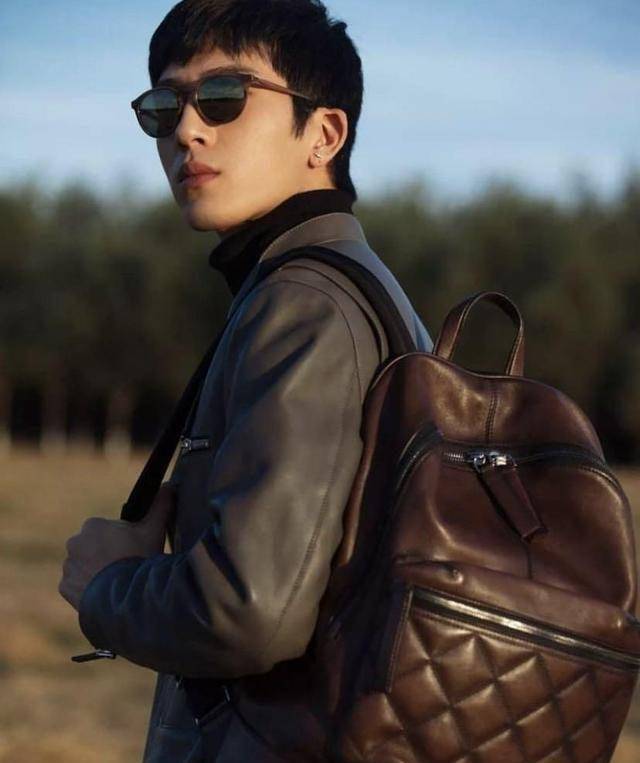 井柏然又帅了,一身叠搭登山时尚有型,脏辫低调有男人味