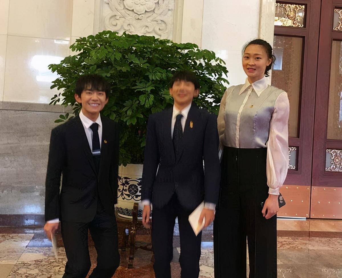 合影翻车,王源千玺蹦踧缓解尴尬,高伟光能hold住_惠若琪_身高_姑娘