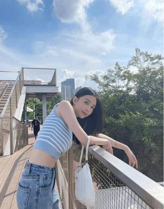 原创潘玮柏空姐老婆真会穿露脐背心搭牛仔裤这身材我酸了