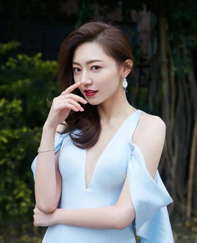 裙装风格的黄梦莹,皮肤白皙,优雅迷人_裙子_连衣裙_高跟鞋