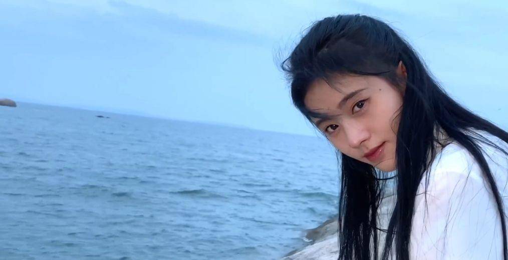 鞠婧祎穿白衬衫到海边游玩,镜头对准脸后:这颜值真实存在?