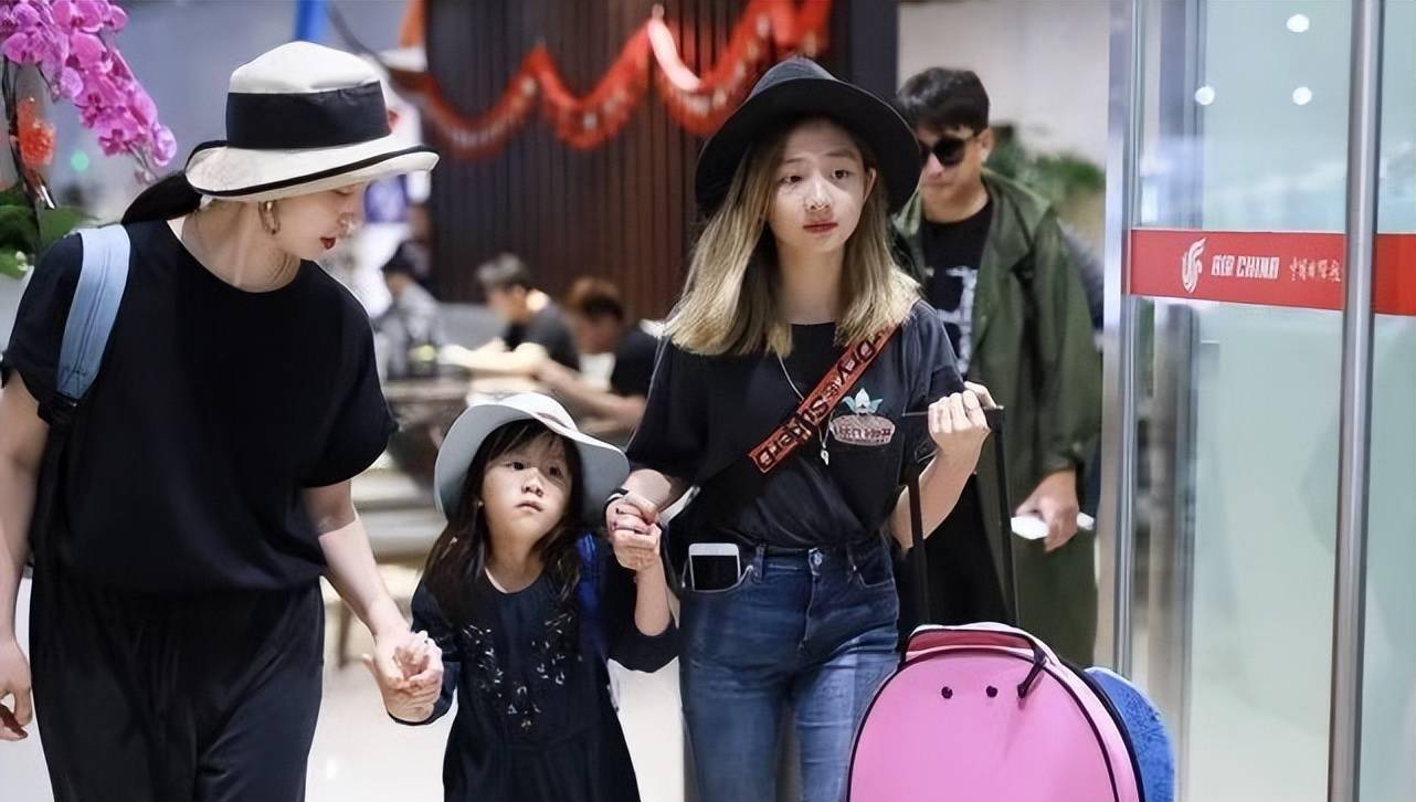 黄磊一家四口走机场,长女染黄头发太非主流,小女儿美得更出众_造型