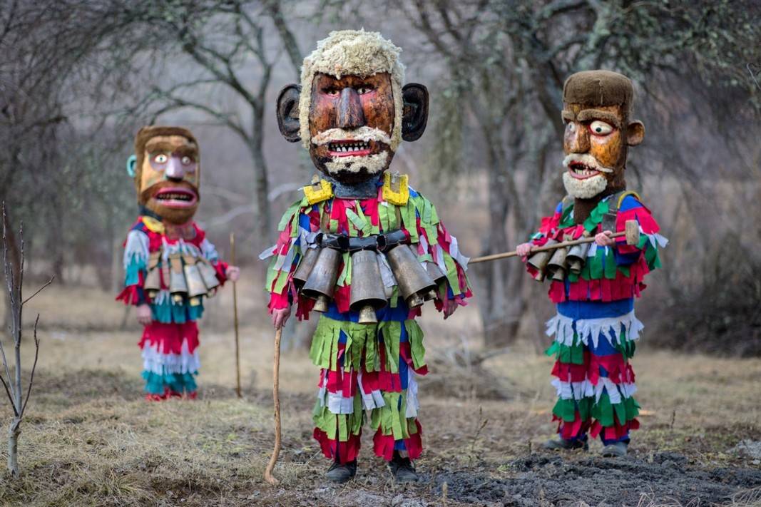 保加利亚神秘的风俗仪式:男人穿着奇异的服装道具,沿街跳舞驱邪