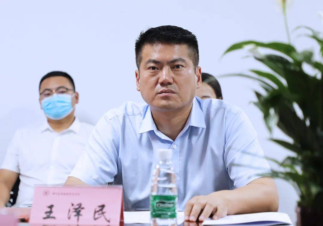 郑州市委原常委宣传部长省辖市长级干部丁世显一行莅临学校视察指导