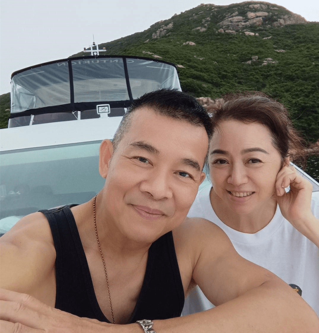 原创吴毅将夫妇包豪华游艇出海港姐妻子穿短裤秀身材58岁气质出众