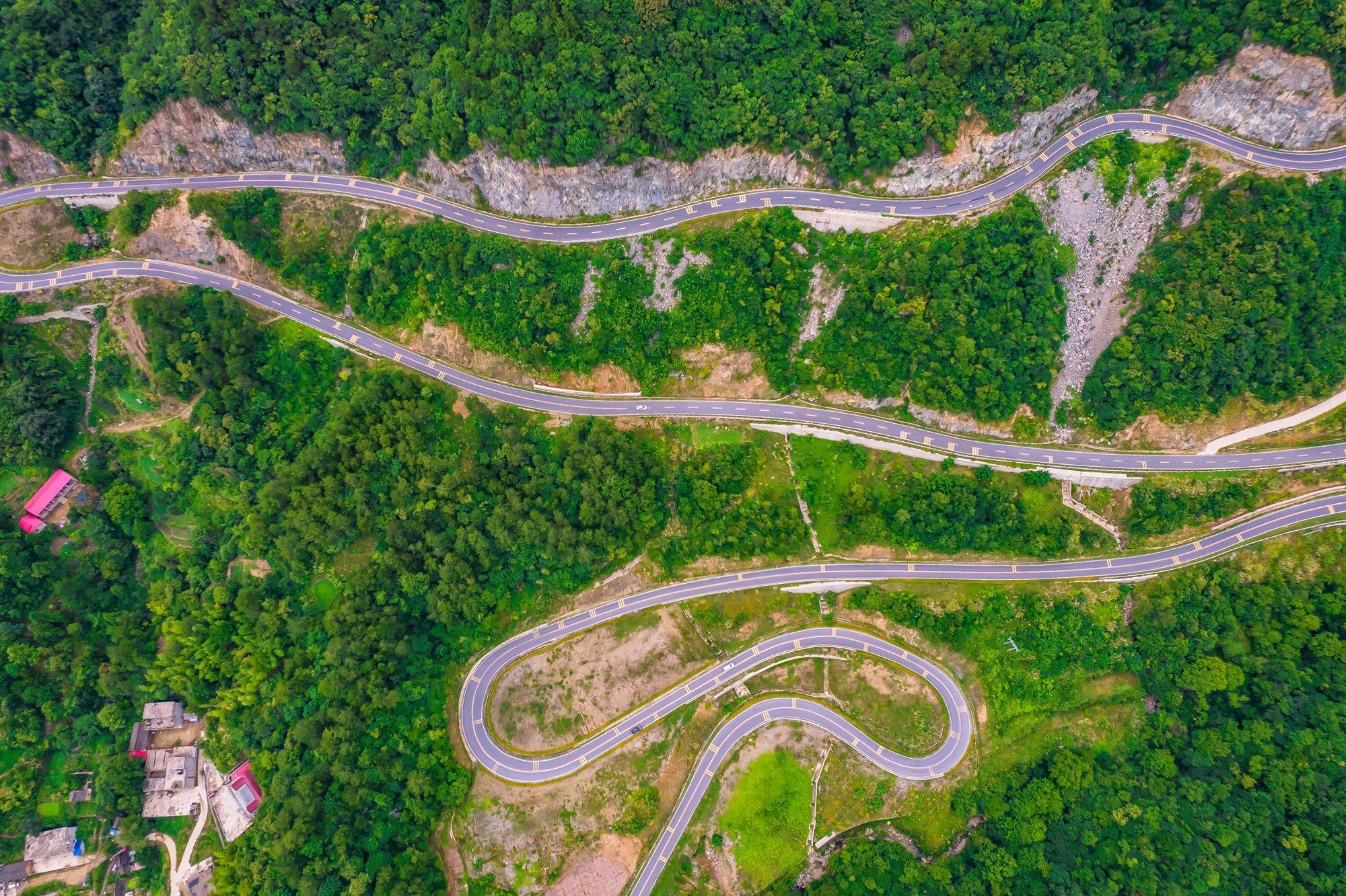 安徽六安红岭公路马鬃岭段,从高空俯瞰,公路百转千回,如入仙境_雾霭