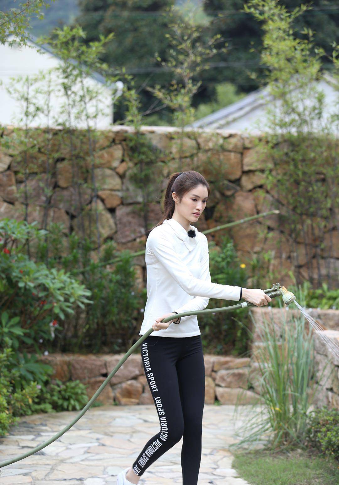 不仅怒斥秋老师跪下而何穗却摆起架子秋老师回来后第一件事就是请求