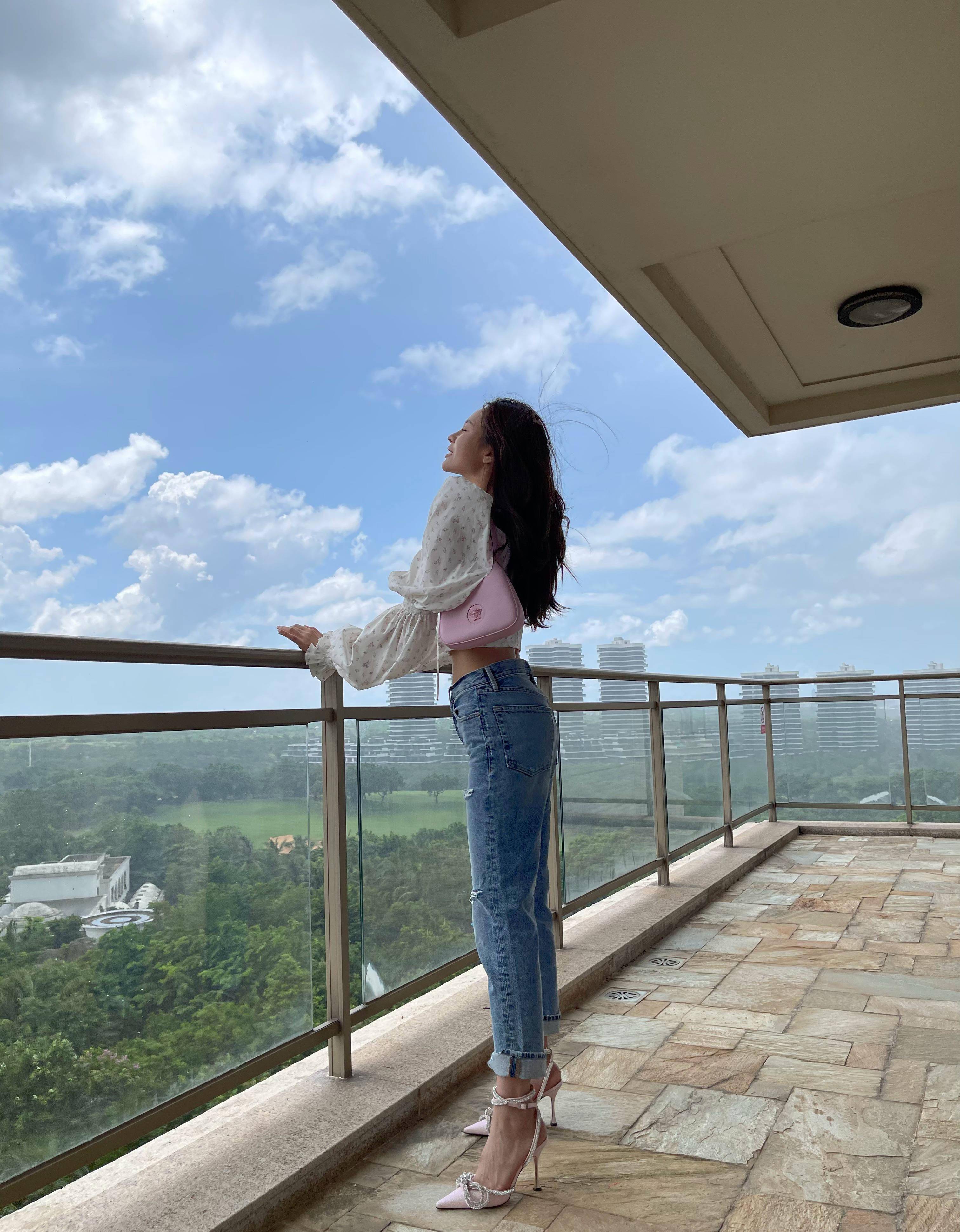 沈梦辰露台秀大长腿够拼,穿恨天高珍珠鞋搭破洞牛仔裤,霸气撩人_身材