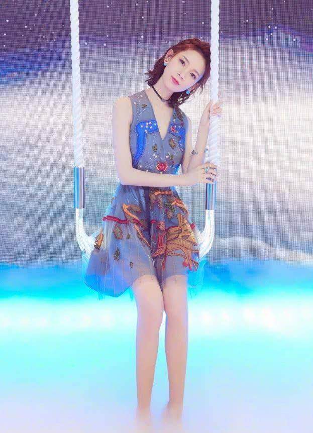 陈瑶换了个风格美得不像话,大秀美背散发女人味,高颜值真服气!