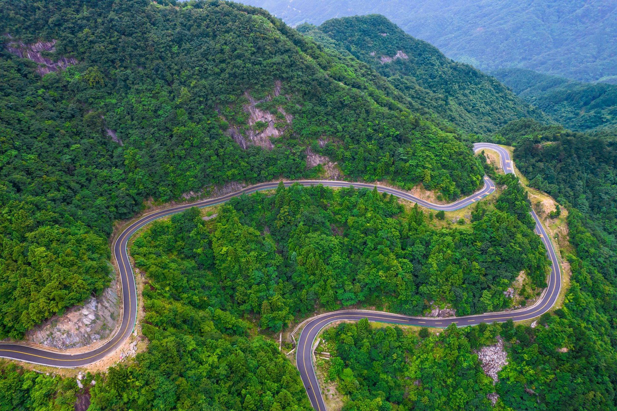 原创安徽六安红岭公路马鬃岭段从高空俯瞰公路百转千回如入仙境