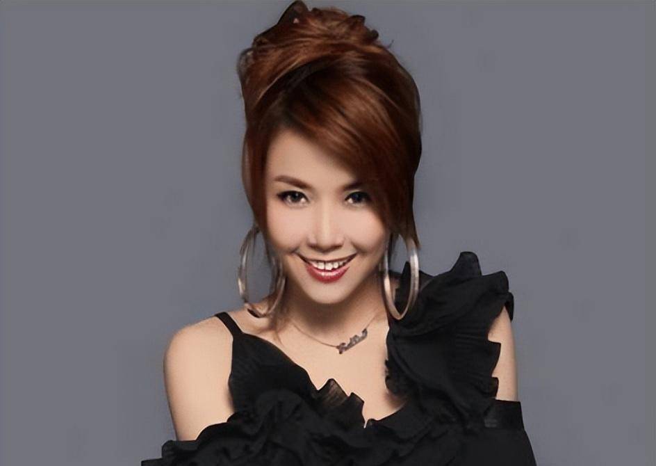 原创王蓉走穴表演无伴奏神曲被群嘲神经病她疯了背后有何真相