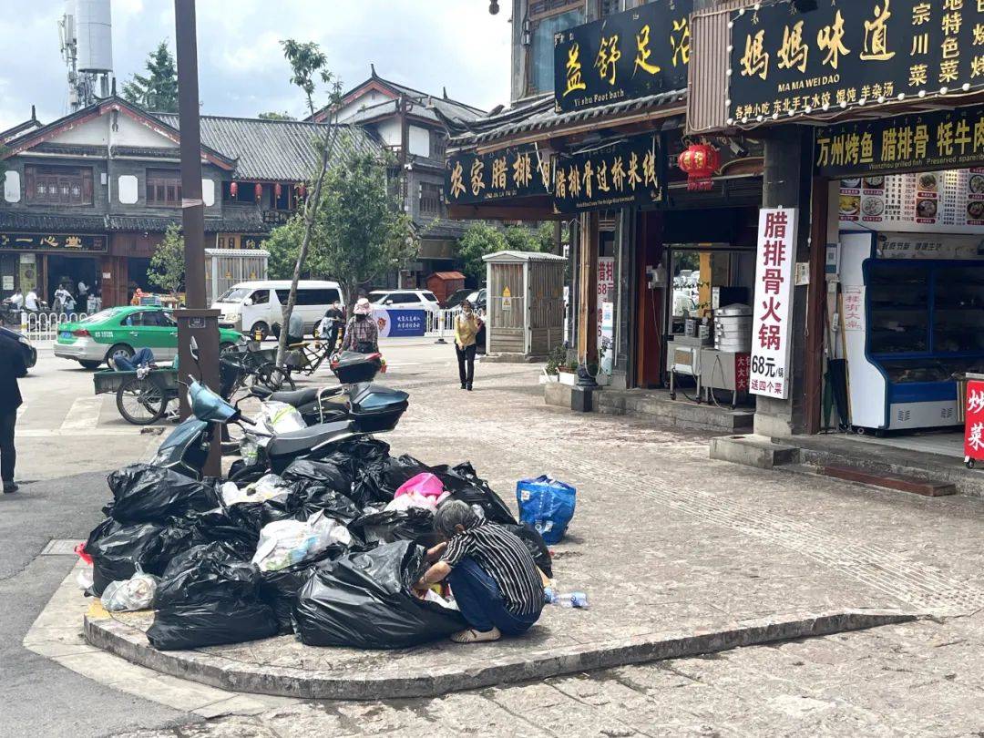 不文明行为持续曝光！丽江主城区沿街堆放的生活垃圾……