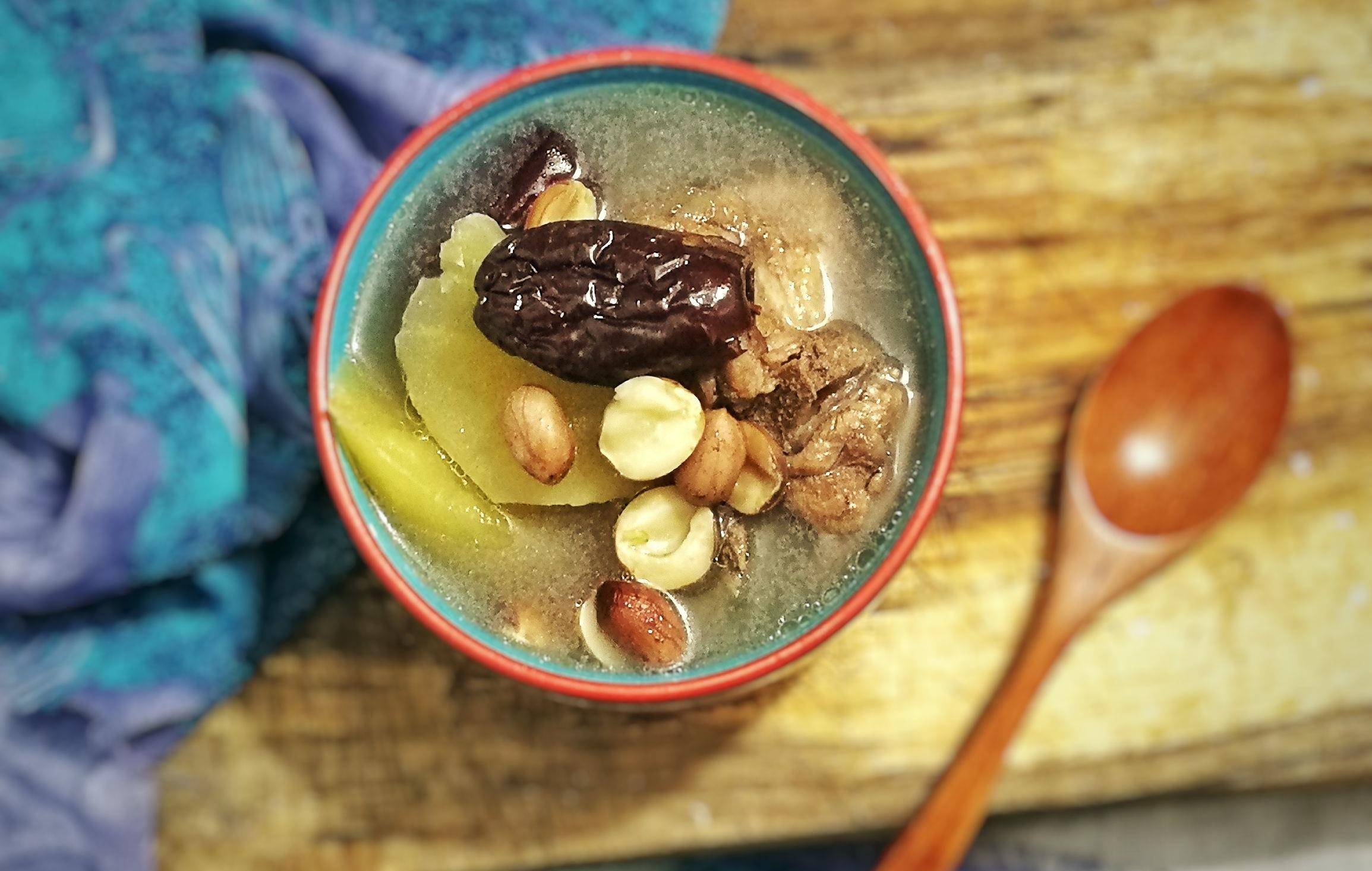 春季滋补又瘦身的靓汤,用汤骨加个水果就搞定,便宜实惠又简单_雪莲果