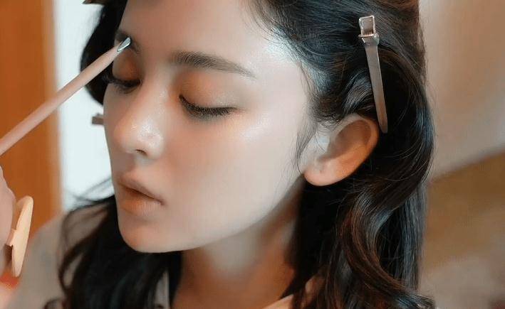 古力娜扎在化妆间化妆,皮肤白皙,甜美可爱_状态_脸部_视频