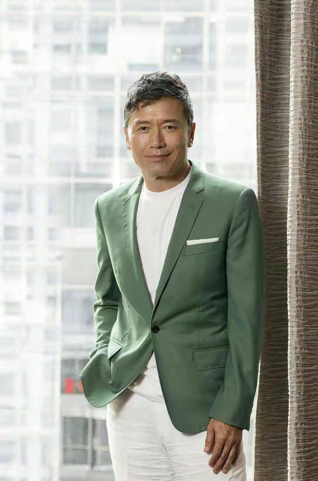 63岁苗侨伟越老越吃香,穿黑白配戴墨镜成熟稳重,魅力指数五颗星_白色