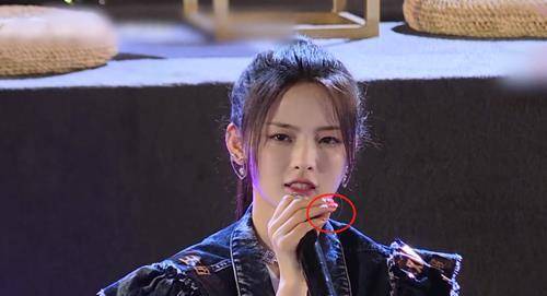 杨超越涂"粉色指甲油",看到她上手效果,网友:必须模仿!