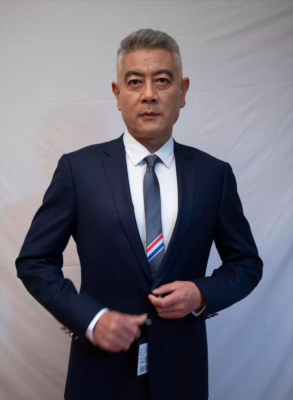 演员巫刚:离婚19年无儿无女,62岁依旧单身,有陈瑾陪伴不孤单_赵英