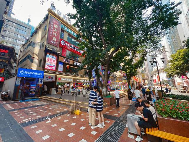 重庆著名的网红美食街，靠近解放碑，但为什么本地人都不喜欢去？