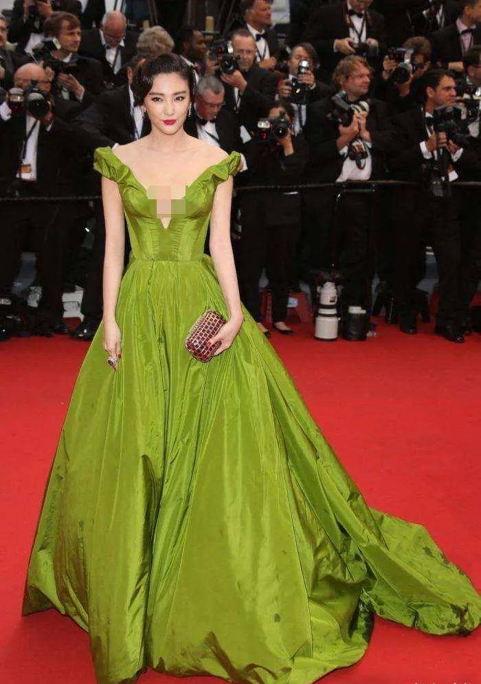 张雨绮真敢穿,深v抹茶绿长裙秀时尚上围,不愧是"人间宠儿"!