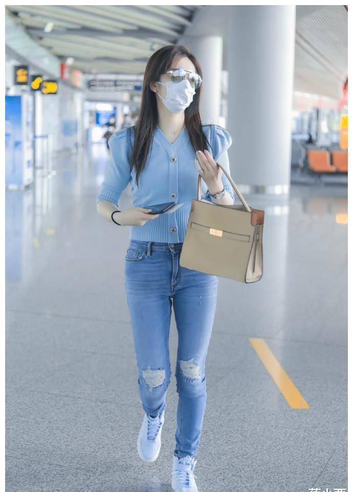 王晓晨真不愧是“零绯闻”女神穿一字肩连衣裙气质撩人太惊艳爱游戏ayx(图20)