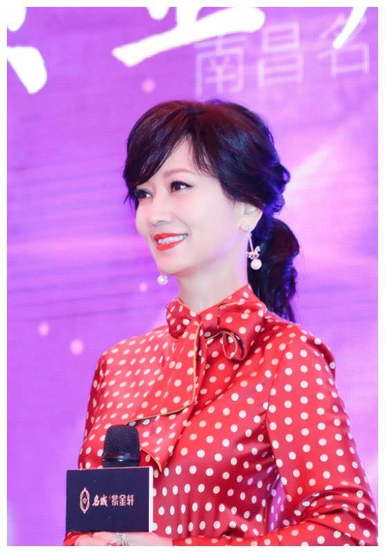 从最近露面的一套服装来看,今天的赵雅儿们仍然表现出年轻的样子,显得