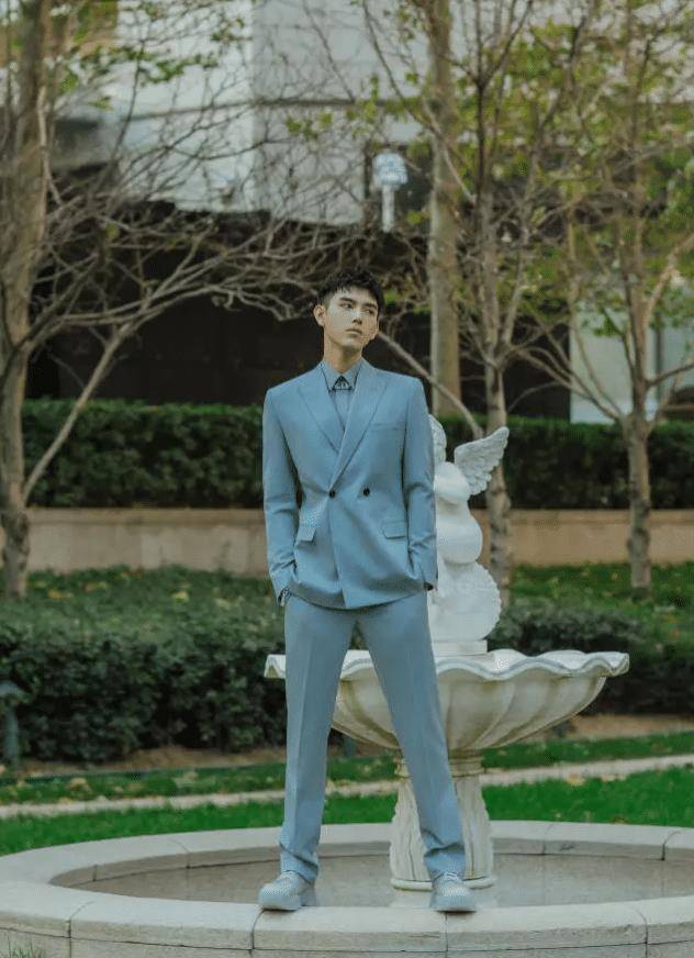 陈飞宇颜值高身材好,对各种服饰穿搭也有较强驾驭能力,除了私服装扮