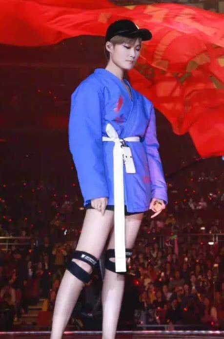 采用高腰的设计,强调出腰线的位置,区分开她上下身的比例,温柔优雅的