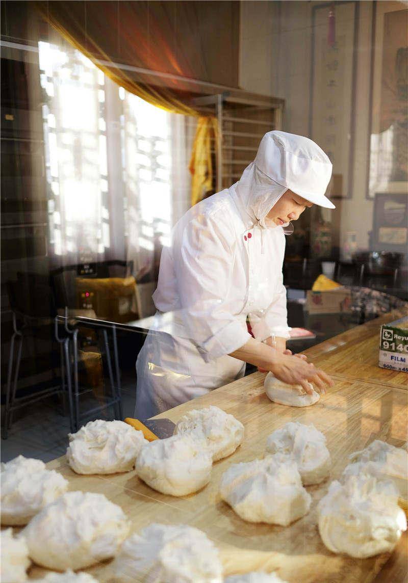 陈六梅饽饽二进民间两年前,拜师王希富老爷子门下,专学宫廷饽饽的赵光