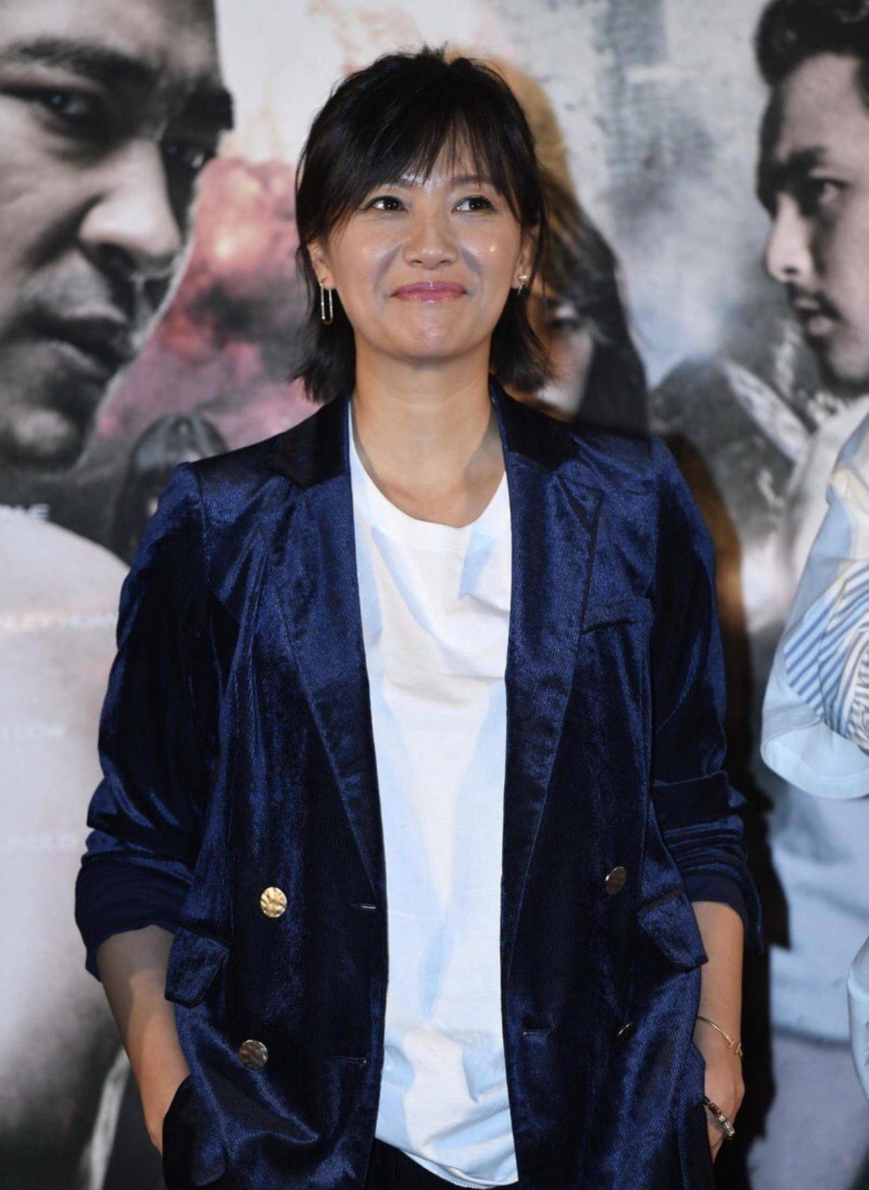 徐静蕾真不愧是气质女神,深蓝色西服套装干练潇洒,意外高级精致_西装