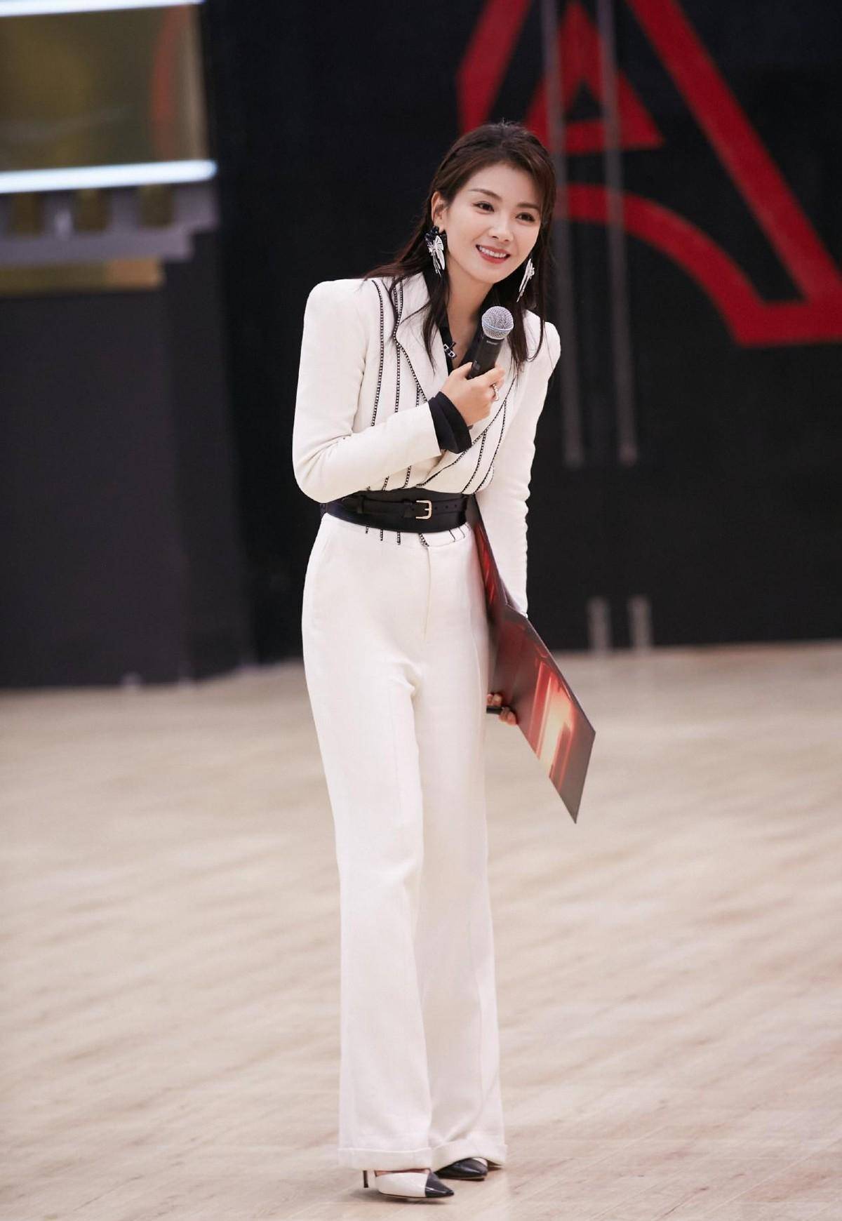 刘涛真会穿,白衬衫搭超短裤也不忘塞衣角,腿长貌美化身摩登女郎_时尚