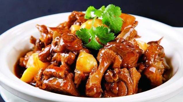 鸭肉洗净,剁块,油爆姜片,下鸭肉爆炒出油,下葱段2.