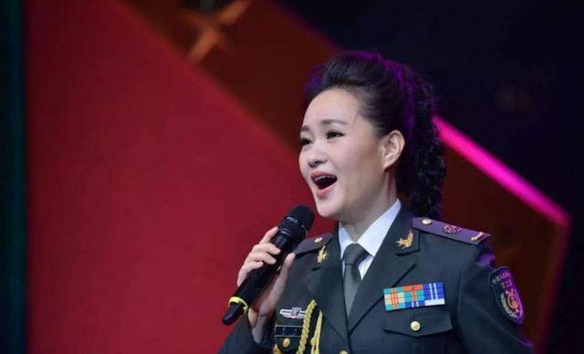 她是知名歌唱家,优秀演员,12次荣登舞台,丈夫背景不一般_雷佳_音乐