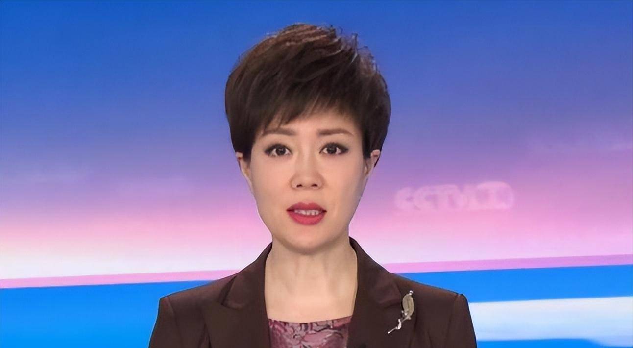 原创她是央视著名美女主持因直播竖中指被骂今46岁仍无儿无女
