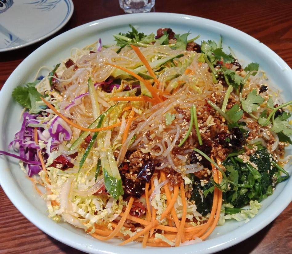 第六道就是东北的家常凉菜,不知道大家听没听过东北的五彩大拉皮,拉皮