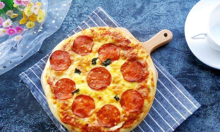 萨拉米披萨健康美味香脆可口