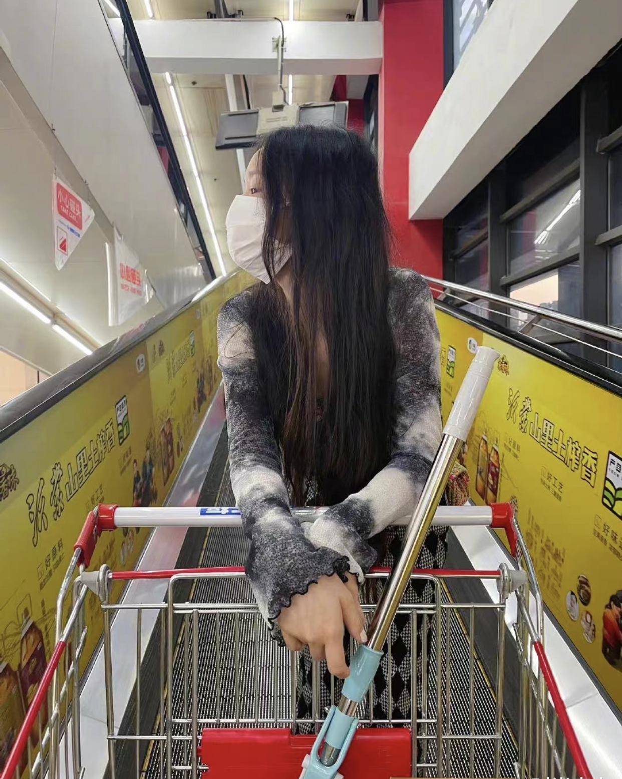 最近的动态中,林允逛超市,从背影看去像是放飞的小鸟一样,个性十足,最