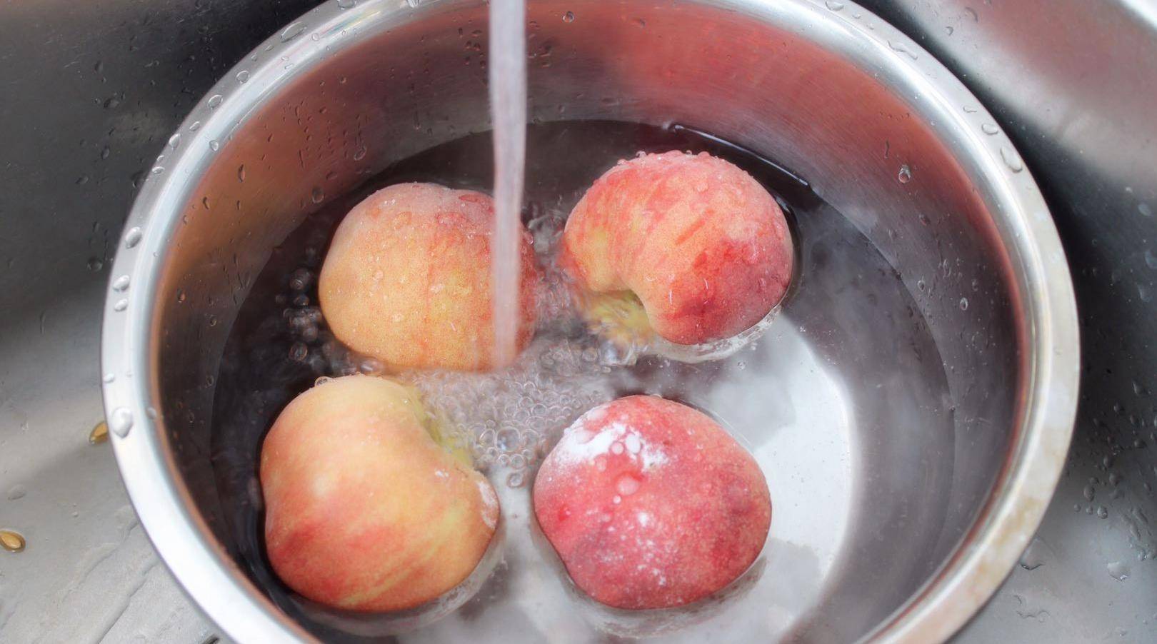 原创洗桃子时别只会傻傻的用水清洗大厨教您一招桃毛自动溜走